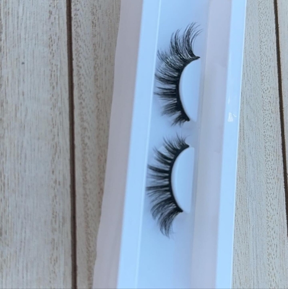 Lash Extension - Picture 2 of 2